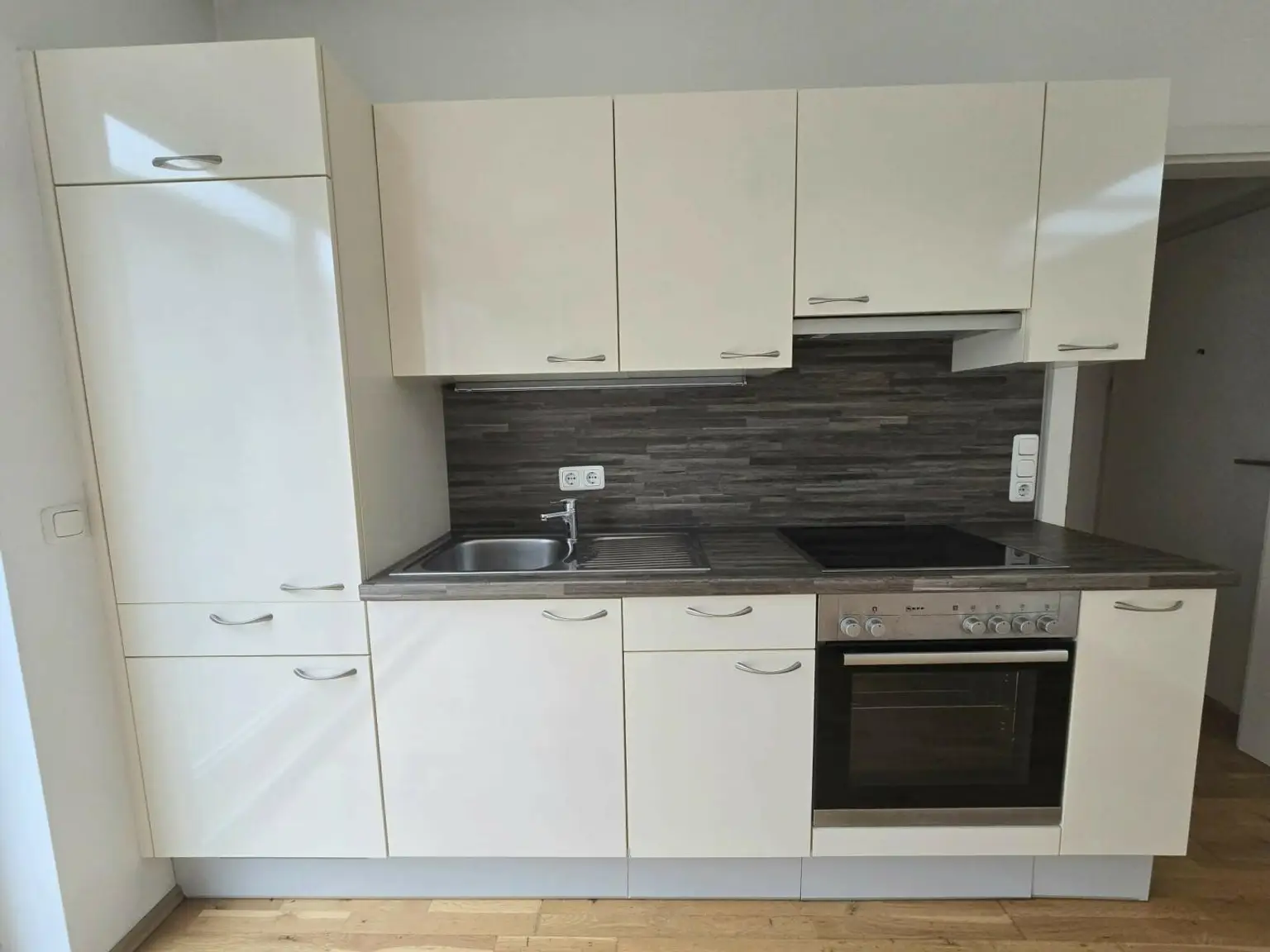 Schöne sonnige Zweizimmerwohnung mit Balkon und zugeordnetem PKW-Stellplatz!