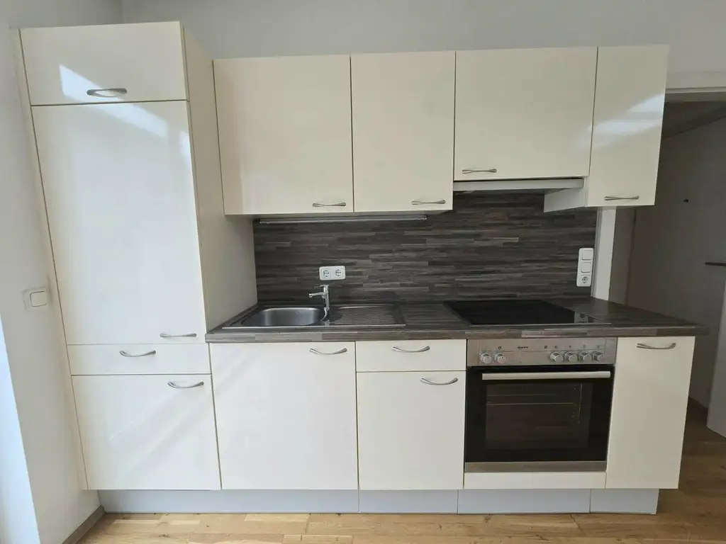 Schöne sonnige Zweizimmerwohnung mit Balkon und zugeordnetem PKW-Stellplatz!