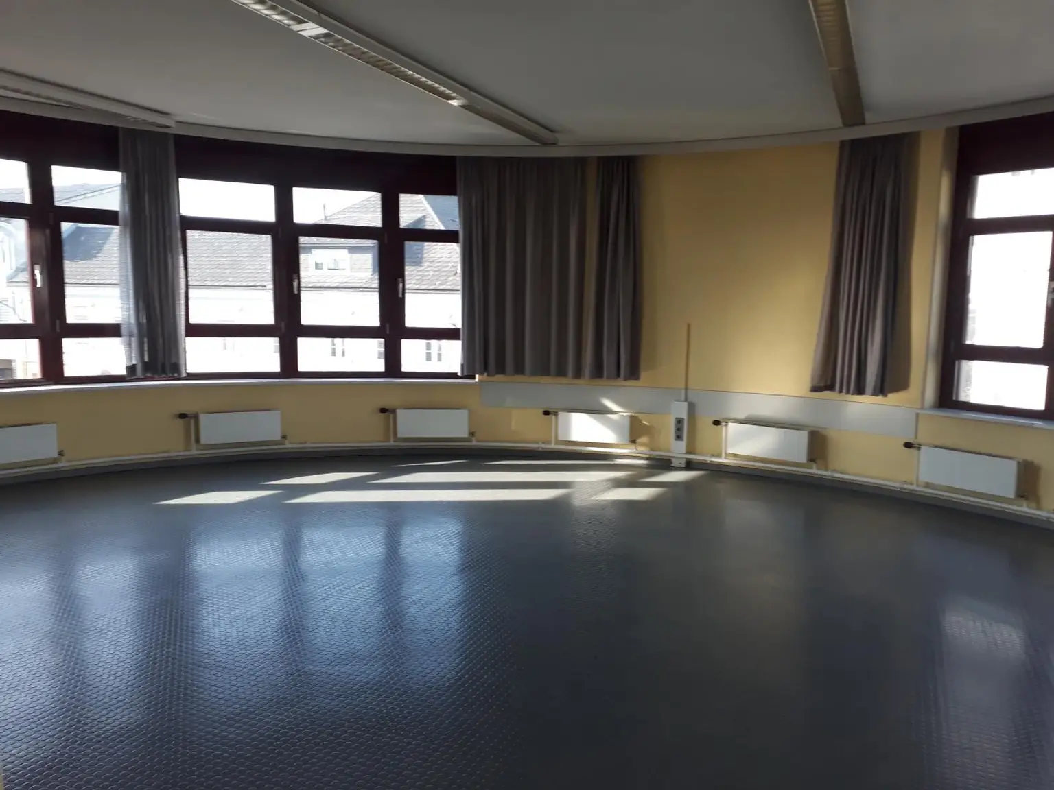 Geschäfts- Büro- und Wohnhaus