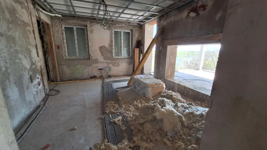 Edelrohbau-Villa, Herrschaftlicher Wohnsitz am Fuße des Kahlenberges an der Donau. Teilrestauriert entkernt und komplette Ausbauplanung.