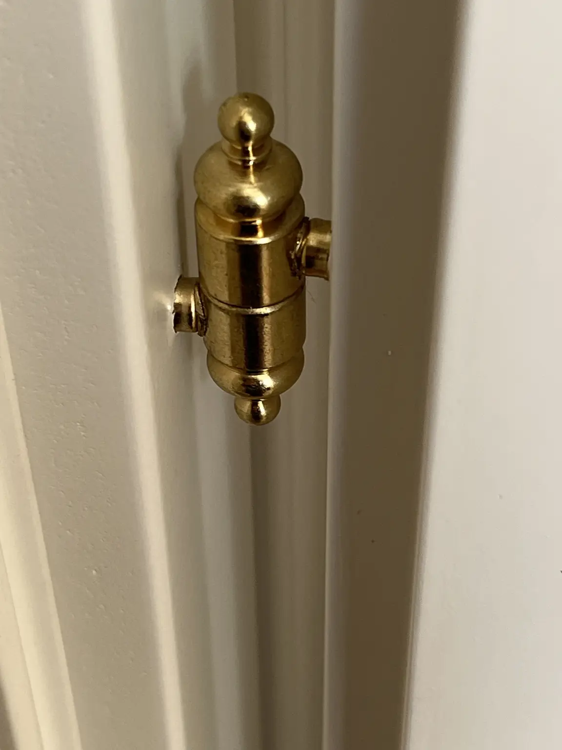 ERSTBEZUG NACH GENERALSANIERUNG: Einzigartige helle Altbauwohnung mit Stuckdecken in ruhiger Lage und einem kleinen Balkon