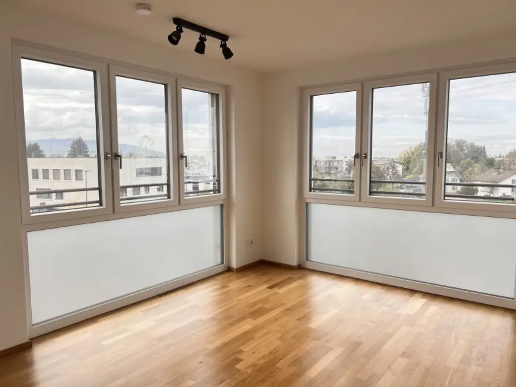 Großzügige, lichtdurchflutete 4 Zimmer Wohnung mit Balkon im Zentrum von Dornbirn