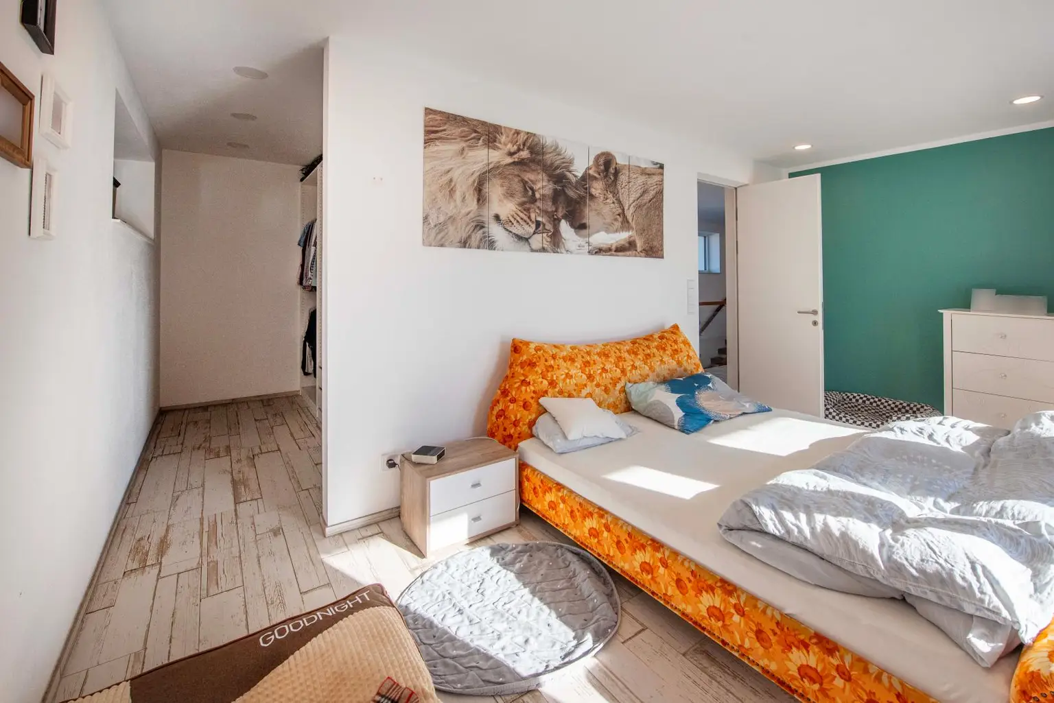 Schlafzimmer mit Schrankraum