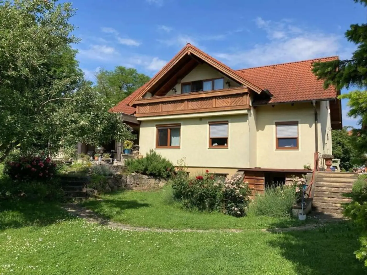 HARMONISCHE PRACHTLIEGENSCHAFT MIT SCHWIMMTEICH