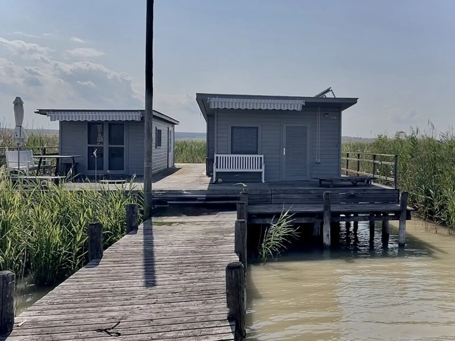 Blick vom See zu den Hütten