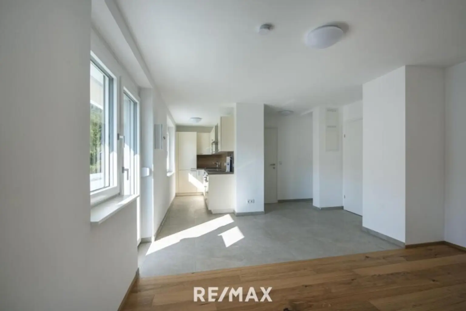 Wohnzimmer mit offener Küche