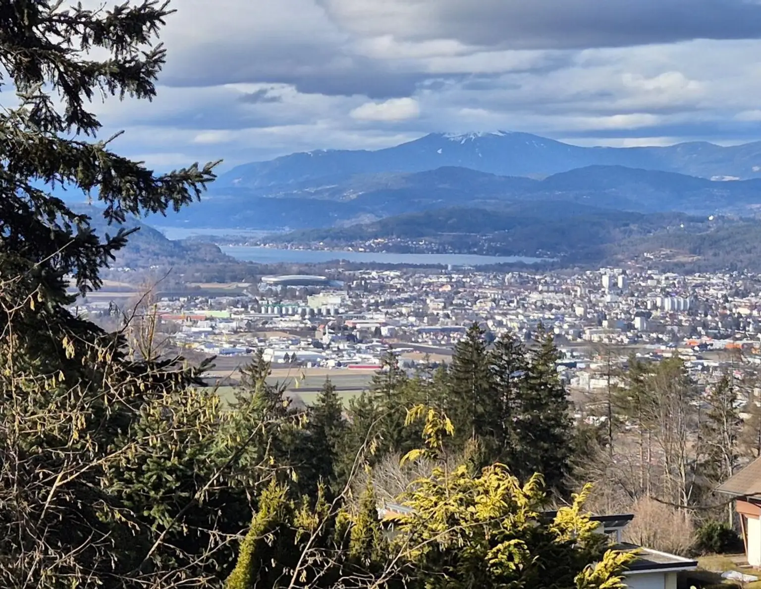 GRUNDSTÜCKS-JUWEL AM RADSBERG! HERRLICHER WEITBLICK ÜBER KLAGENFURT BIS PÖRTSCHACH AM WÖRTHERSEE!