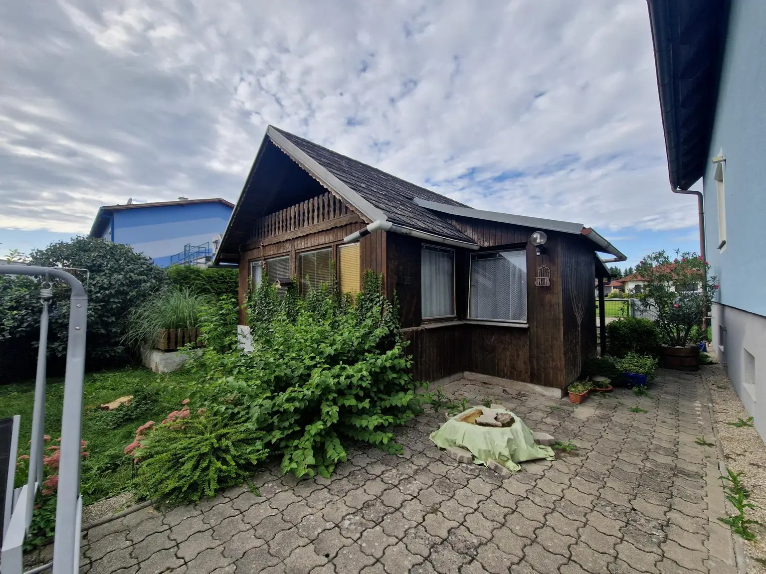 SOLIDES WOHNHAUS MIT EHEMALIGEM SOMMERHAUS, HERRLICHER TERRASSE UND POOL IN TRAUMHAFTER RUHELAGE