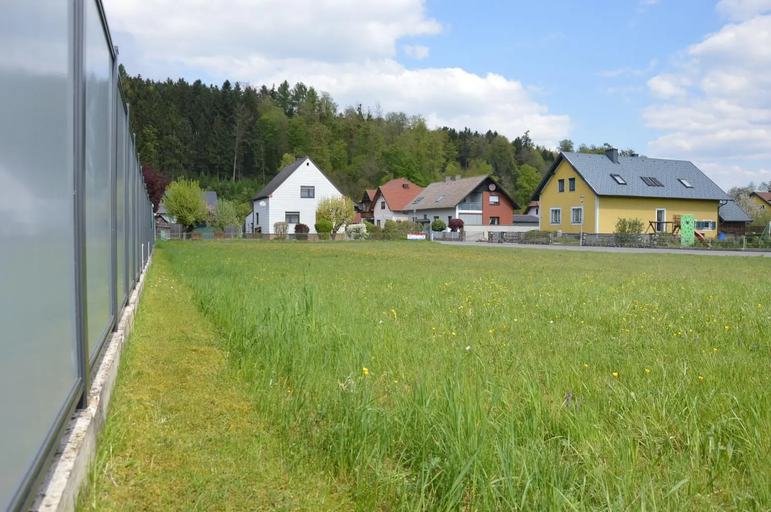 an einer Seite eingefriedet