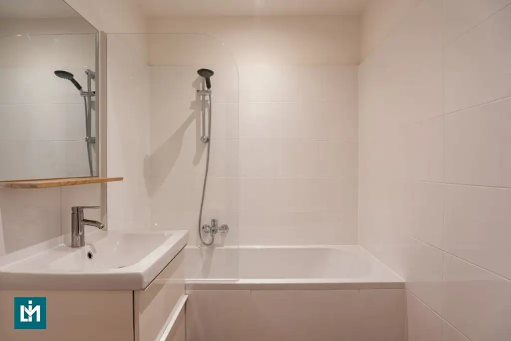 HOCHWERTIGE 3 - ZIMMER WOHNUNG / NÄHE SCN