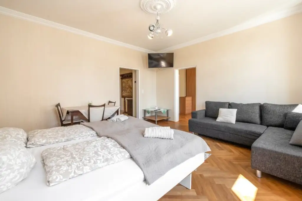 TOP ANGEBOT! Helle 3-Zi.-Altbauwohnung mit zukünftigen Balkon!