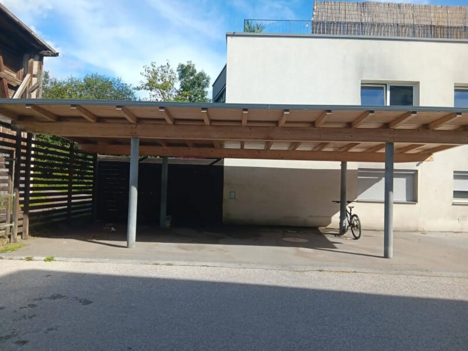 Carport vor dem Haus