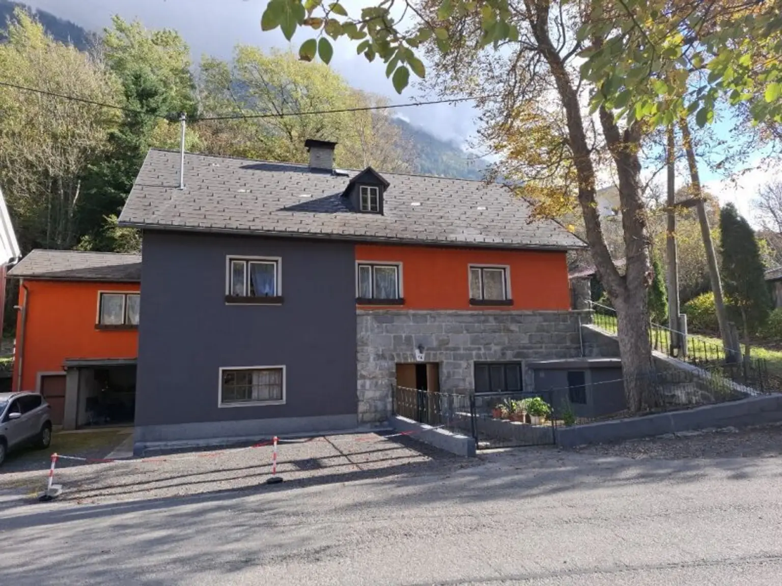 Großzügiges, vielseitig nutzbares Wohnhaus mit umfangreichem Ausbaupotenzial – Teilrenoviert und bereit für Ihre individuellen Wohnträume!