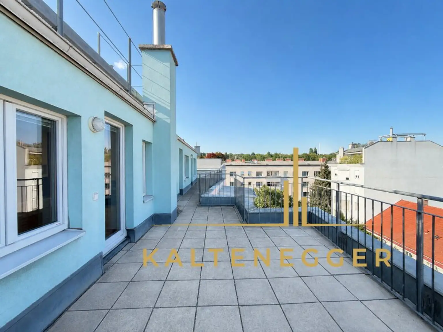 Längsseite der Terrasse mit zusätzlichem breitem Aufenthaltsbereich