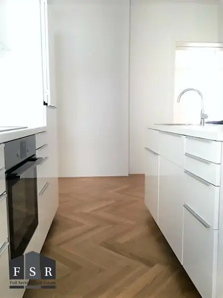 Alles da - Moderne und elegante Altbauwohnung mit Balkon in bester Lage + 1x Garagenplatz und Einbauküche im Preis inkludiert