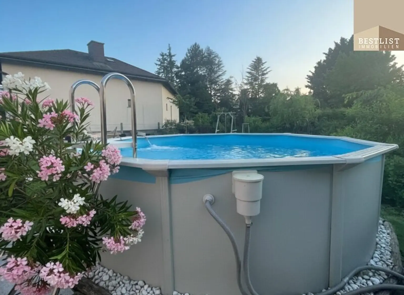 Einfamilienhaus mit Zubau - Tiefgarage und Garten