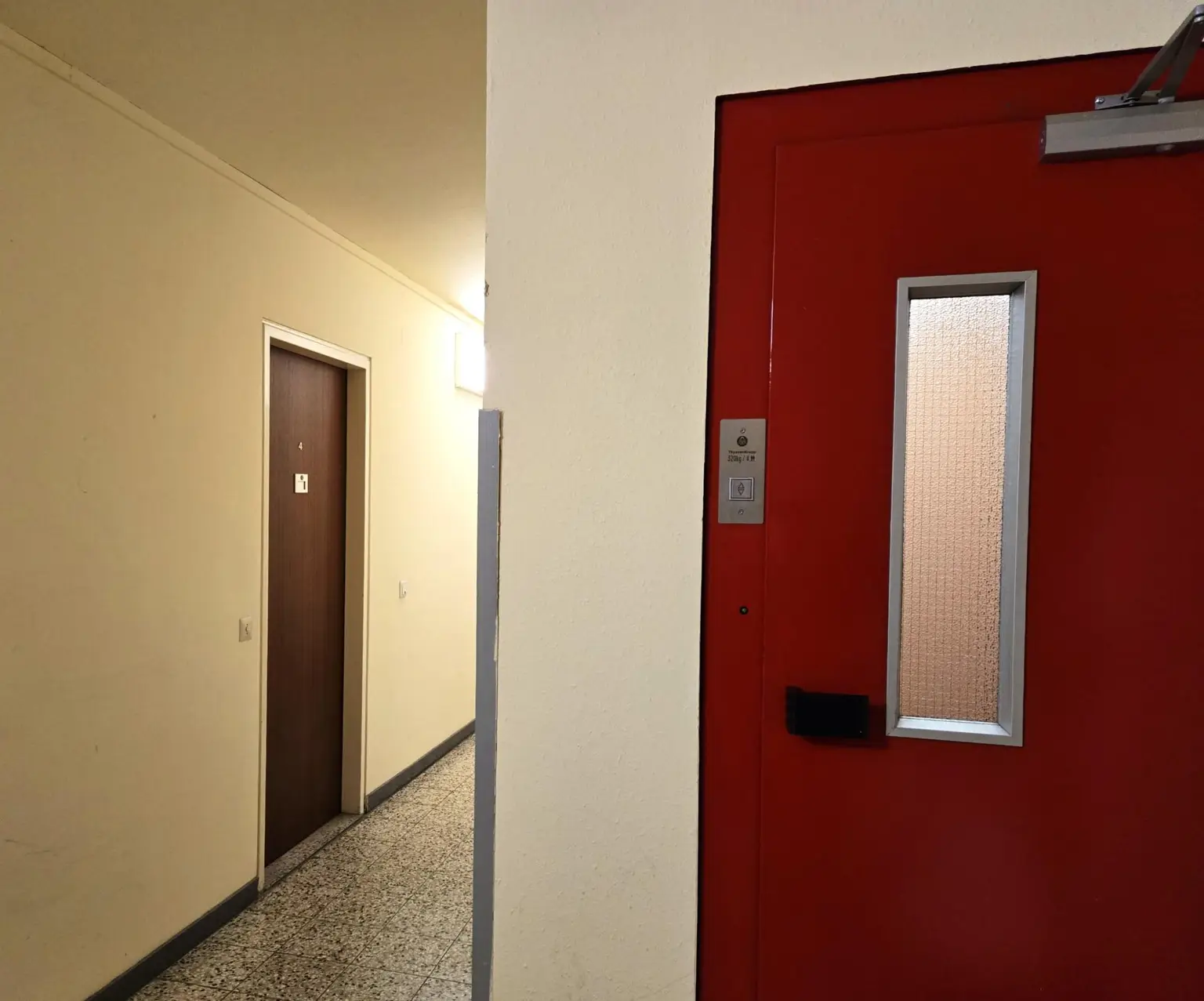 Zugang zum Lift und Wohnungs-Eingangstür