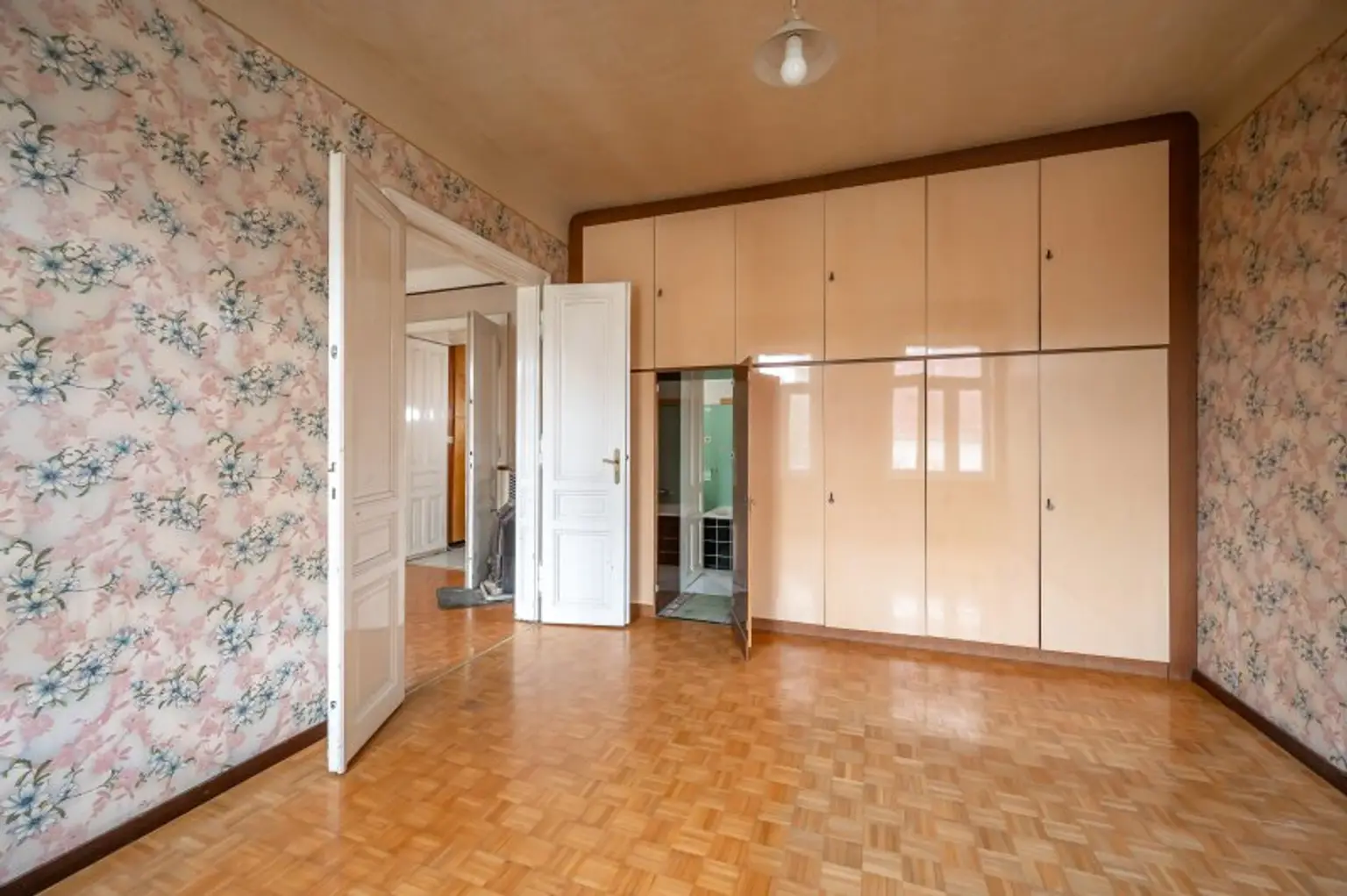 ++RG71++ Altbaujuwel zum Sanieren – 2,5-Zimmer Wohnung mit guter Raumaufteilung