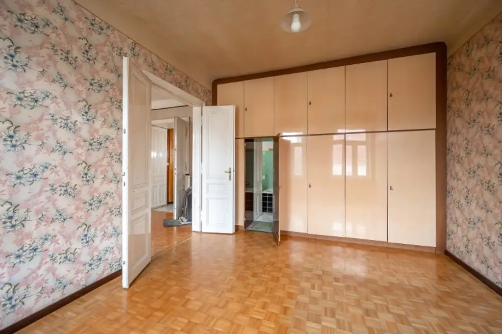 ++RG71++ Altbaujuwel zum Sanieren – 2,5-Zimmer Wohnung mit guter Raumaufteilung