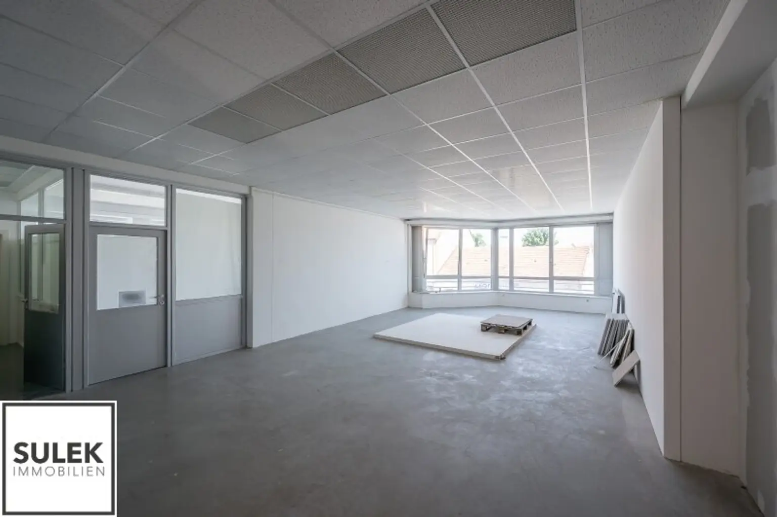 Grundstück mit vier Baukörpern - Büro-, Geschäfts- und Gewerbegebäude inkl. Parkplätzen in Vösendorf