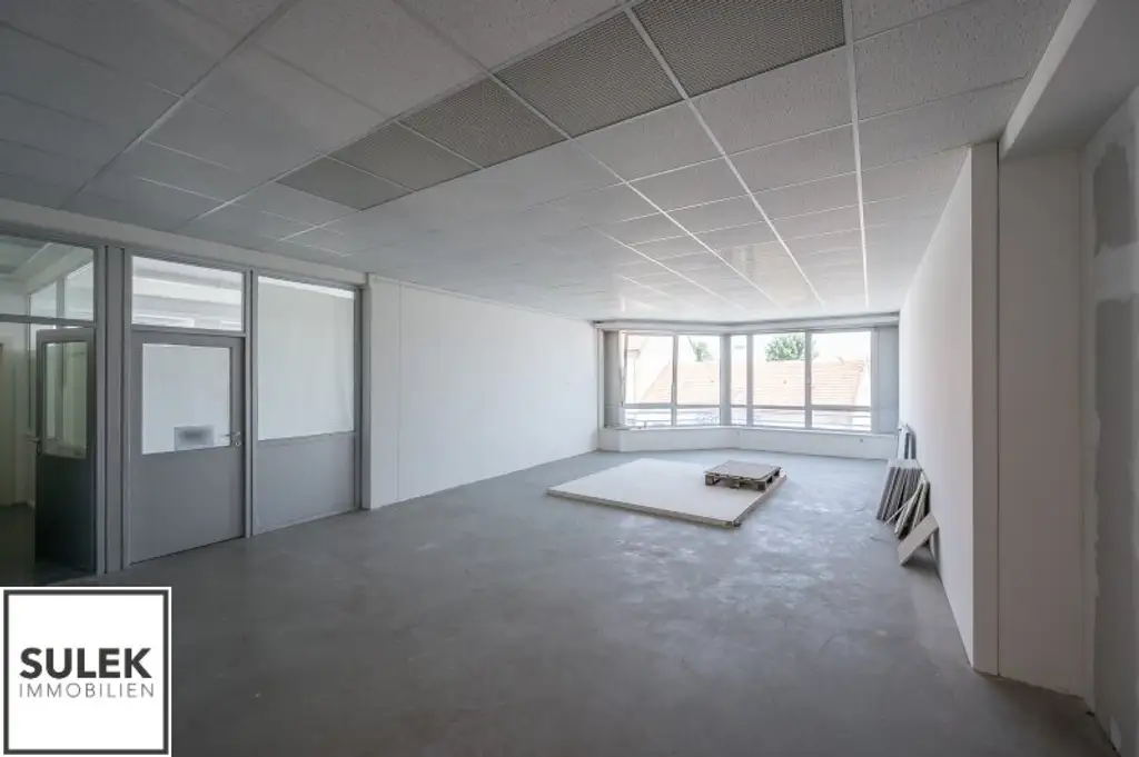 Grundstück mit vier Baukörpern - Büro-, Geschäfts- und Gewerbegebäude inkl. Parkplätzen in Vösendorf