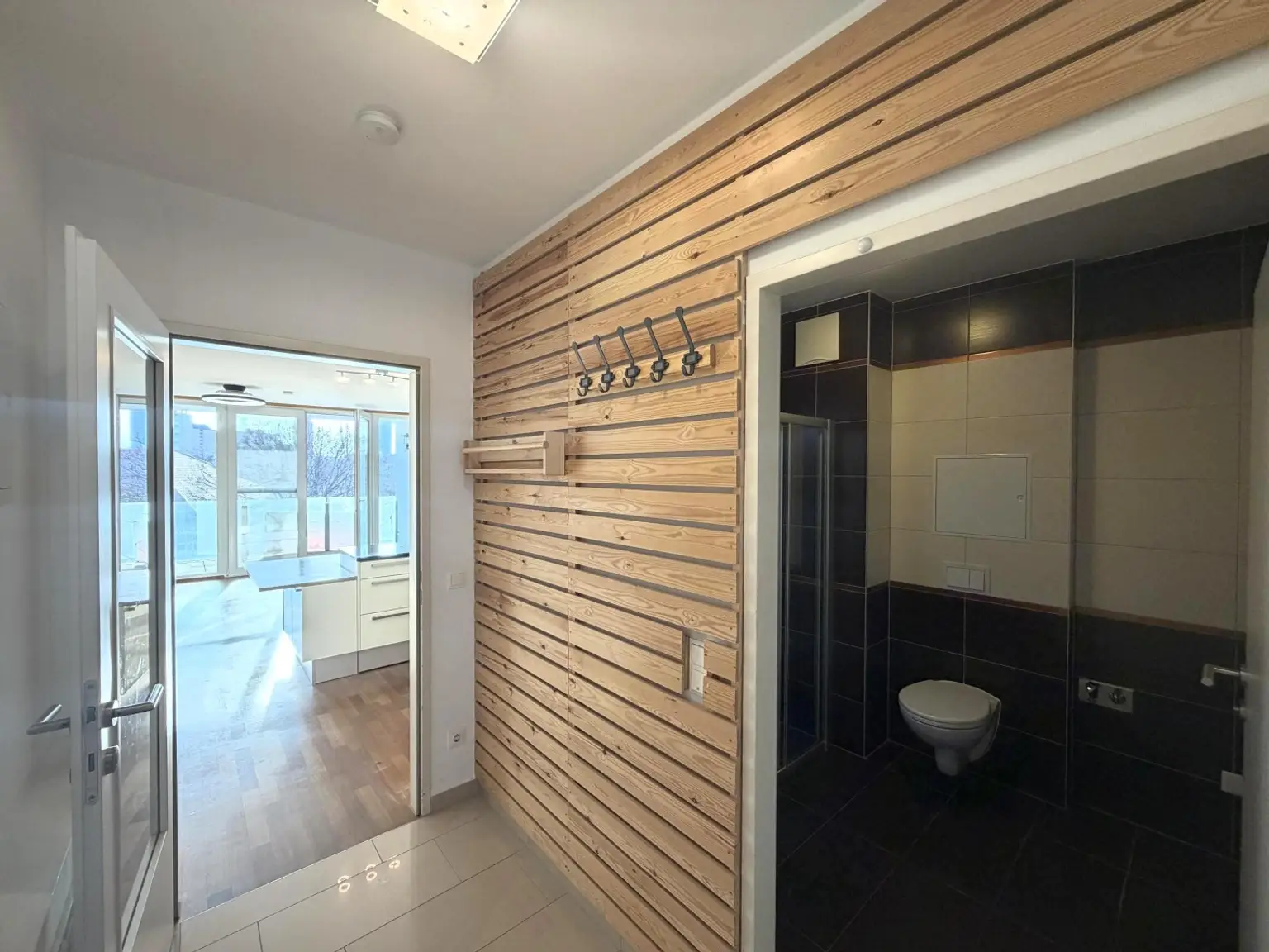 Eingangsbereich / Garderobe / Bad 1 von 2