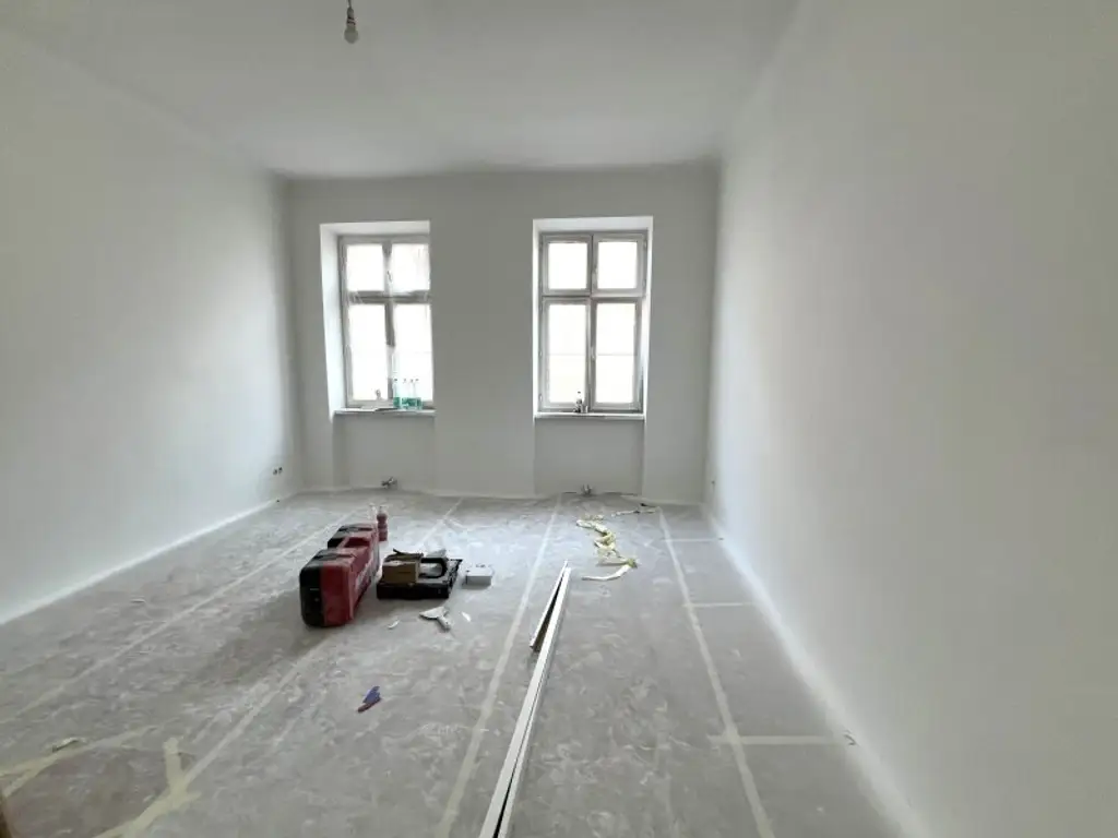 ERSTBEZUG NACH SANIERUNG: Ansprechende 6-Zimmer-Altbauwohnung mit Balkon, unweit von Kutschermarkt