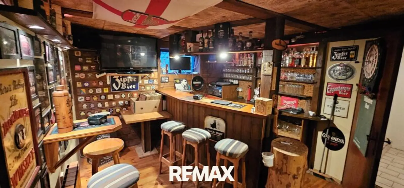 KG Partyraum mit Bar und Tischecke   1. Ansicht