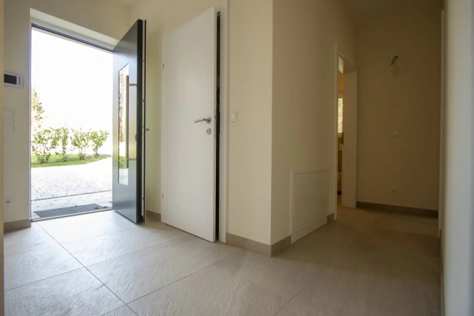 Lichtdurchflutetes Neubauhaus im Grünen!