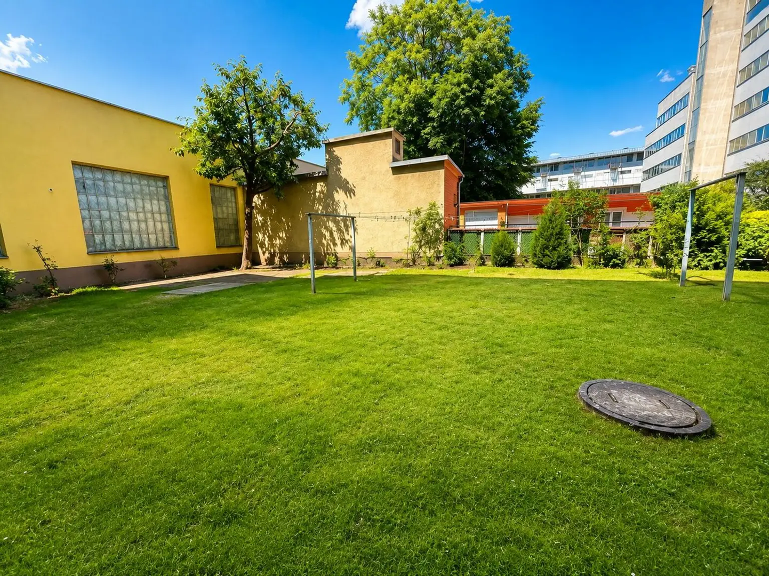 Heller Innenhof mit urbanem Flair