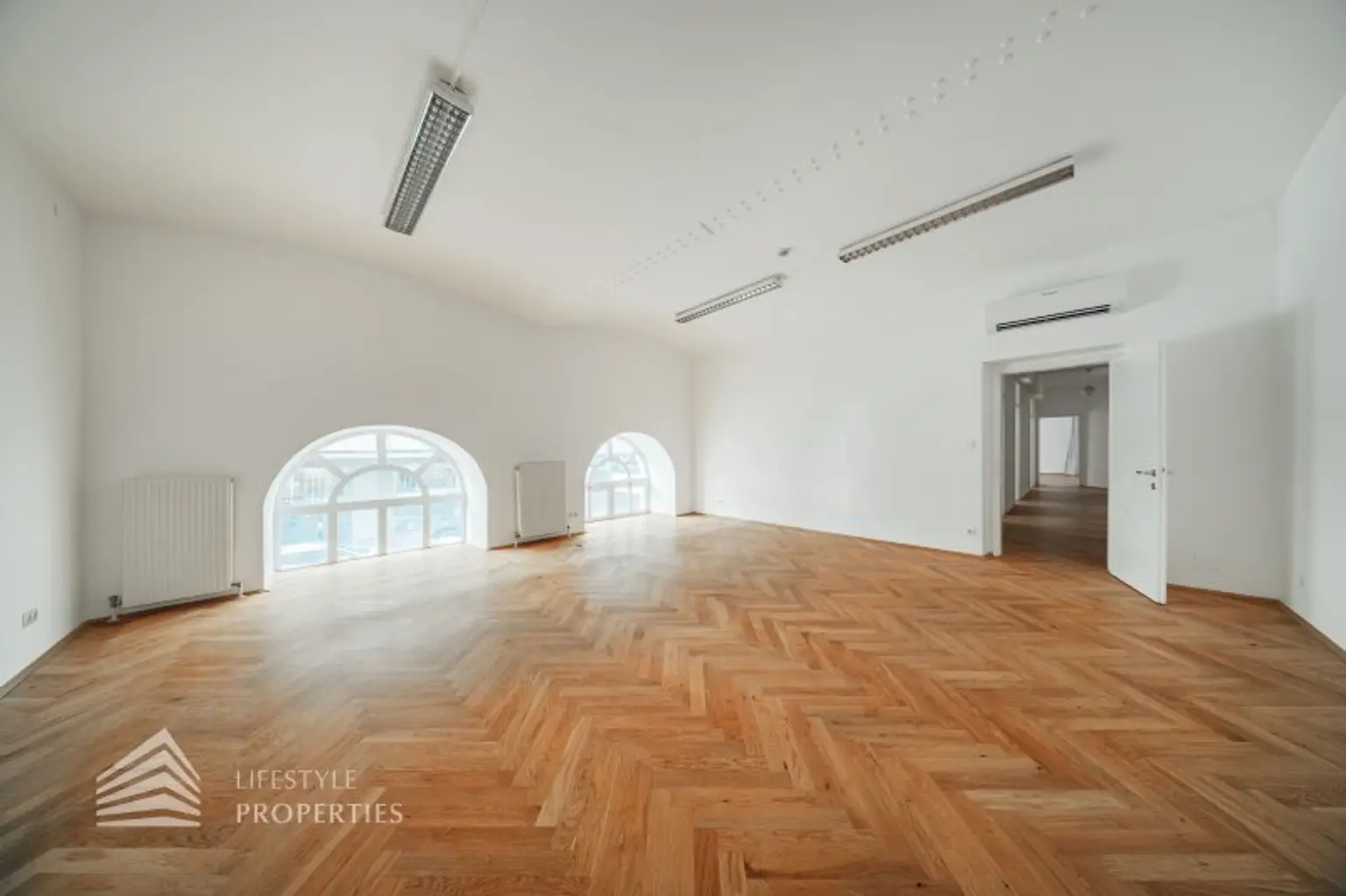 Geräumiges 5-Zimmer Altbau Büro in Toplage