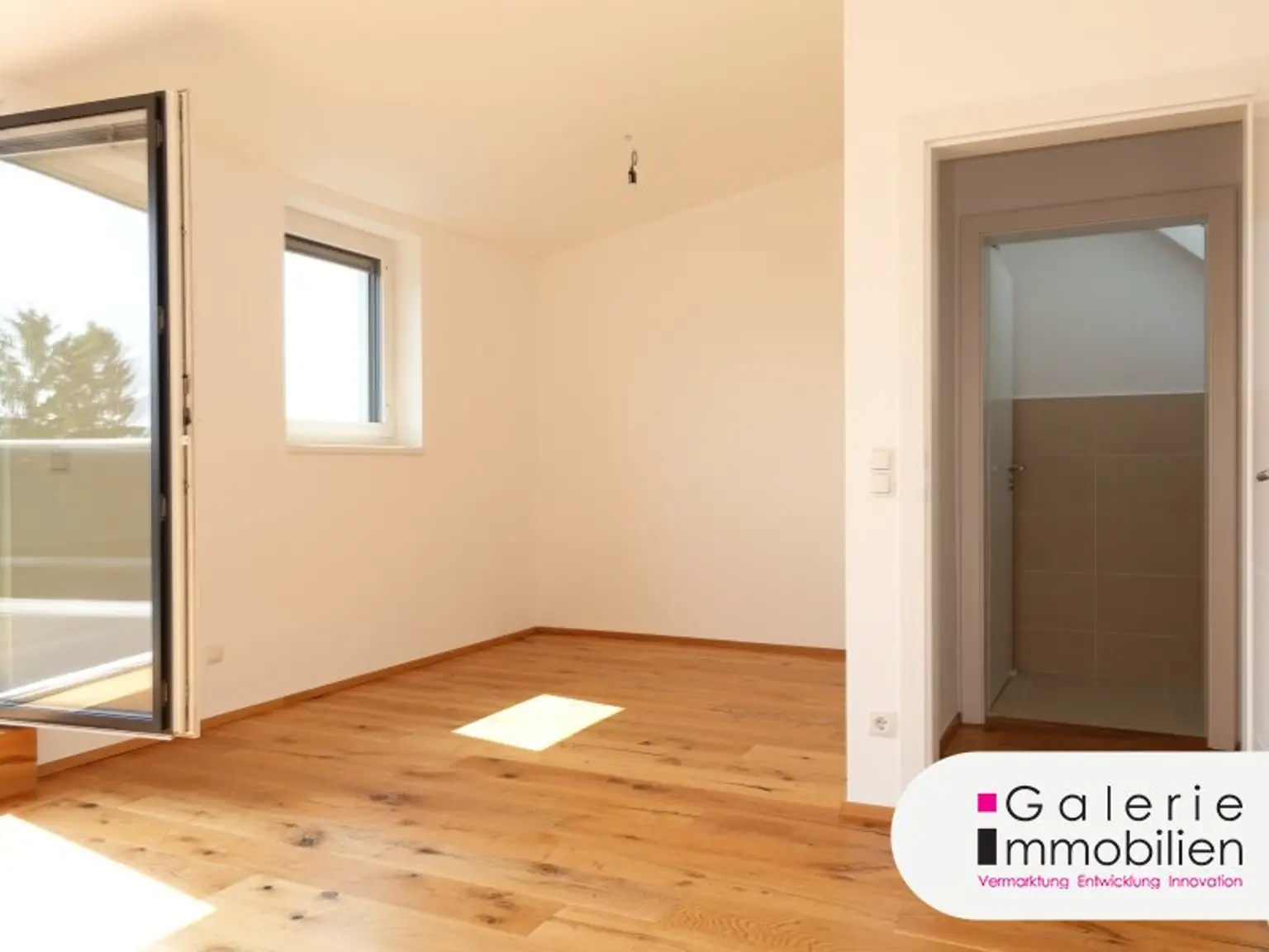 Erstbezug: Sehr schöne, helle und ruhige Doppelhaushälfte (links) mit 4 Zimmern, Eigengarten und Panoramablick-Dachterrasse!