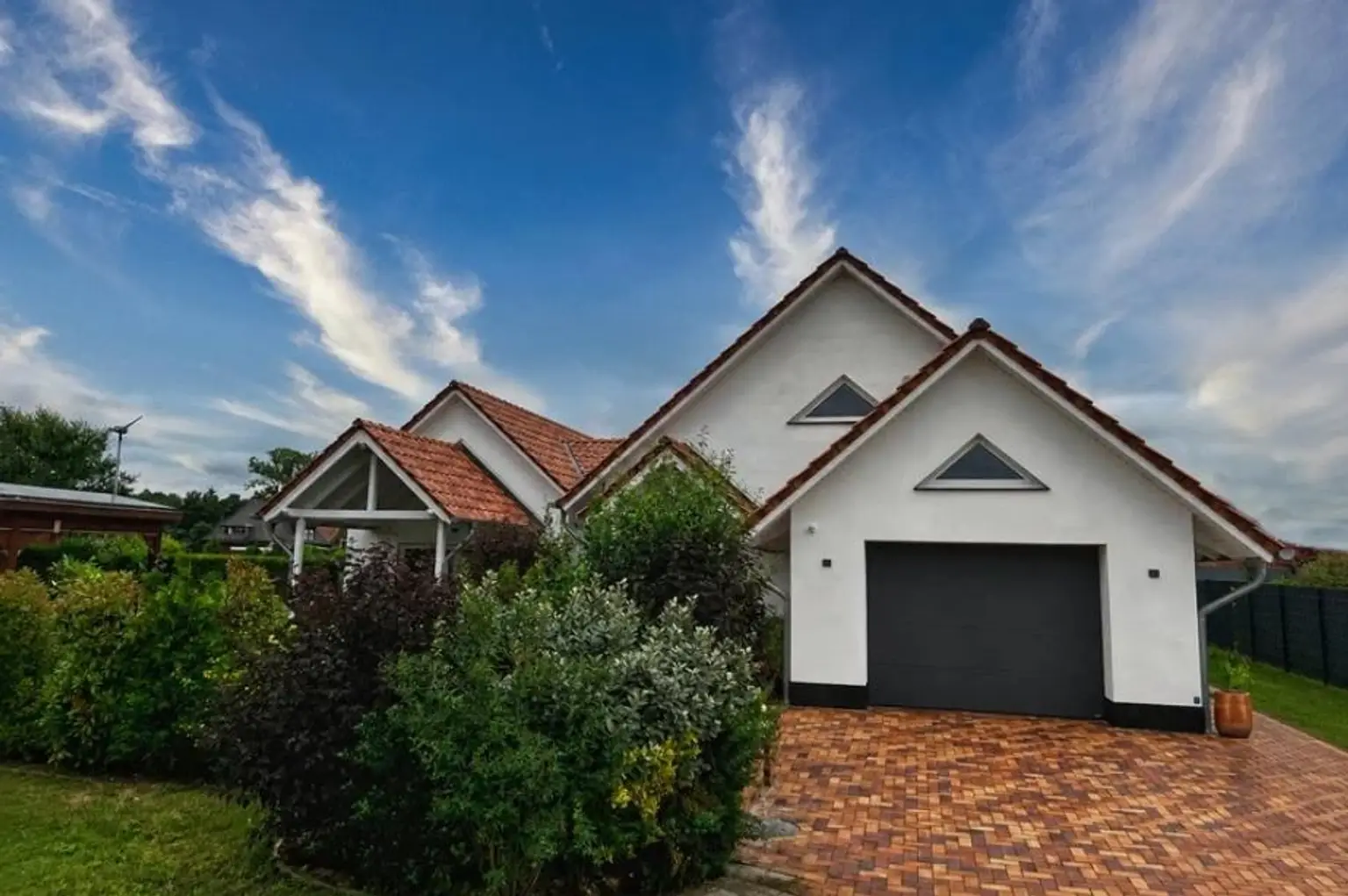 Baujahr 2019! Moderne Landhausvilla mit viel Platz!