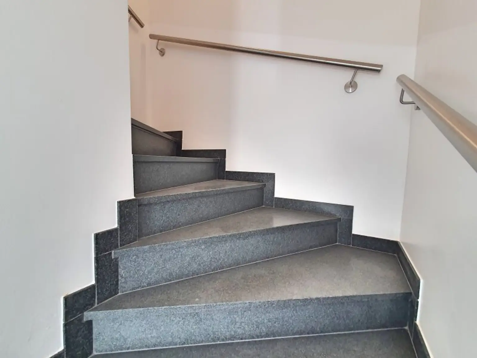 MODERNE DOPPELHAUSHÄLFTE IM NORDEN VON WIEN NÄHE U1 LEOPOLDAU.