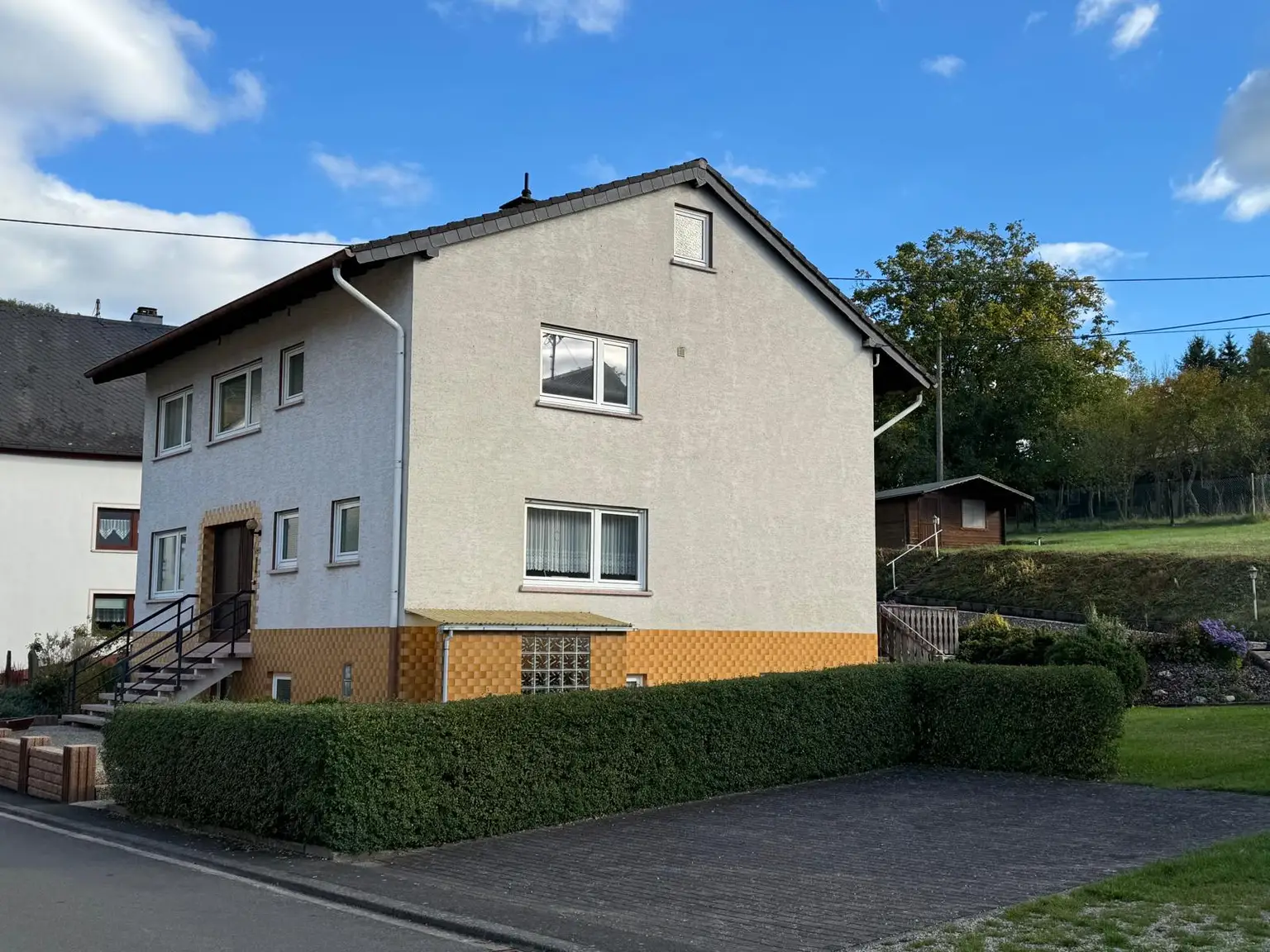 Freistehendes Wohnhaus mit großem Raumangebot, PV-Anlage und Ausbaupotenzial...!