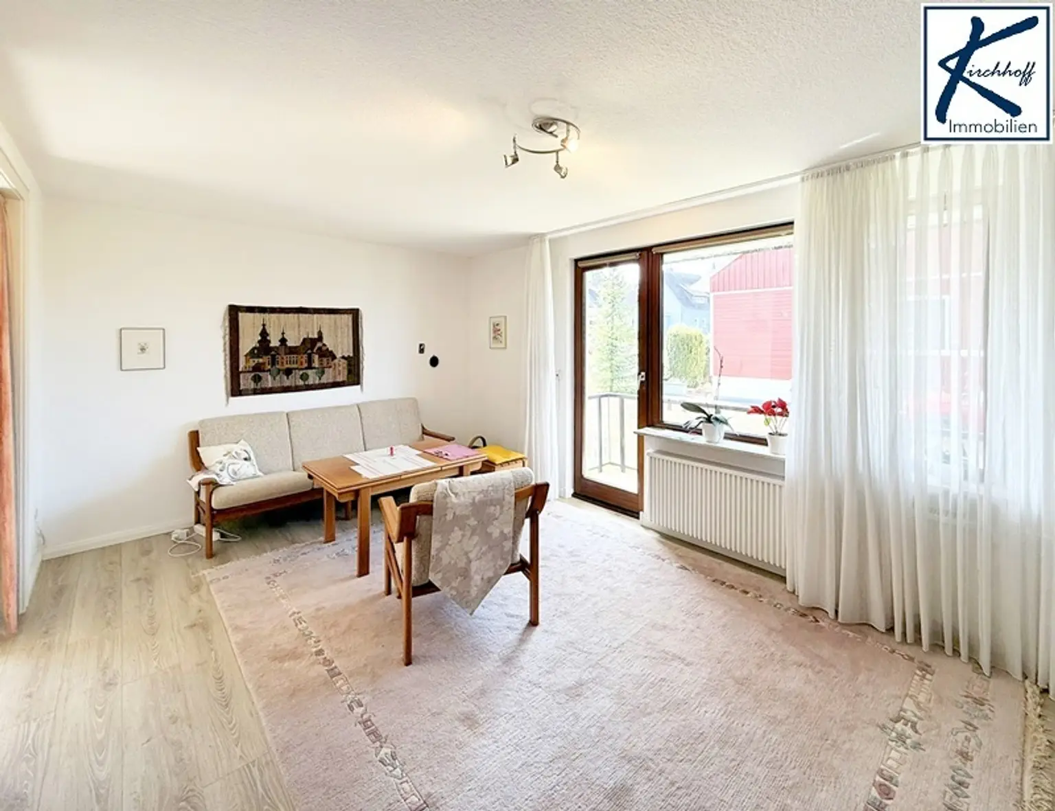 Wohnzimmer mit Ausgang zum Balkon