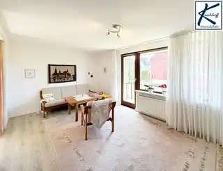 Wohnzimmer mit Ausgang zum Balkon