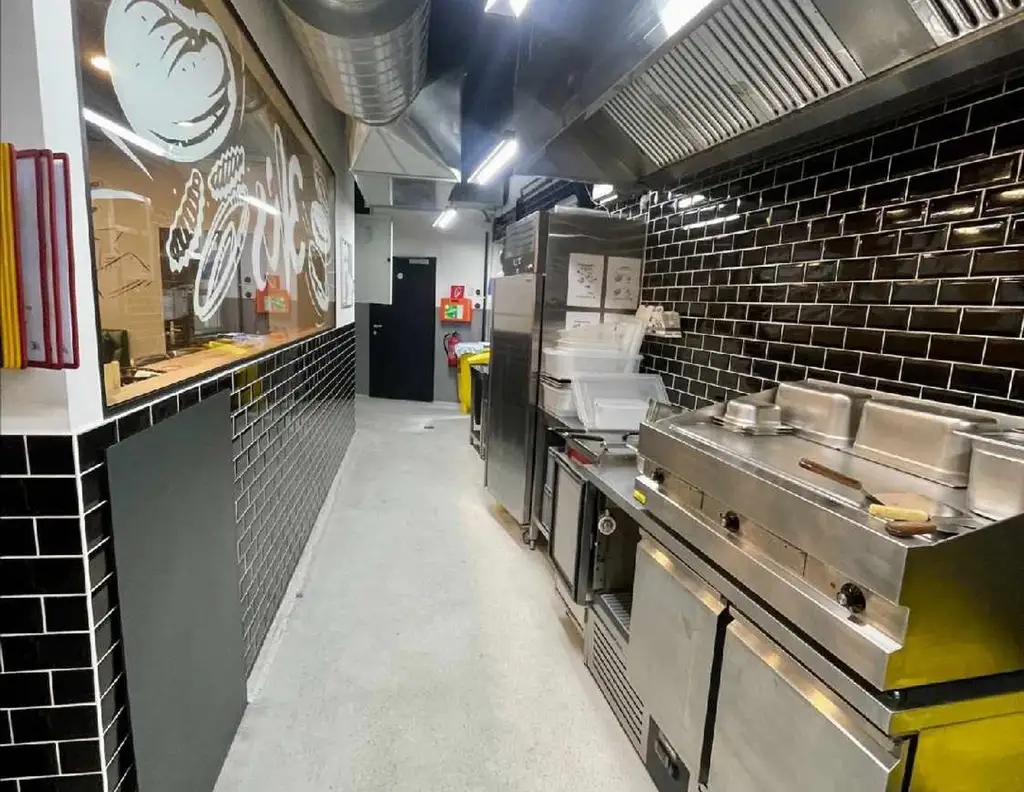 Ein Gastro-Hotspot wartet: - Top-Gewerbefläche bei U1 Reumannplatz zu mieten