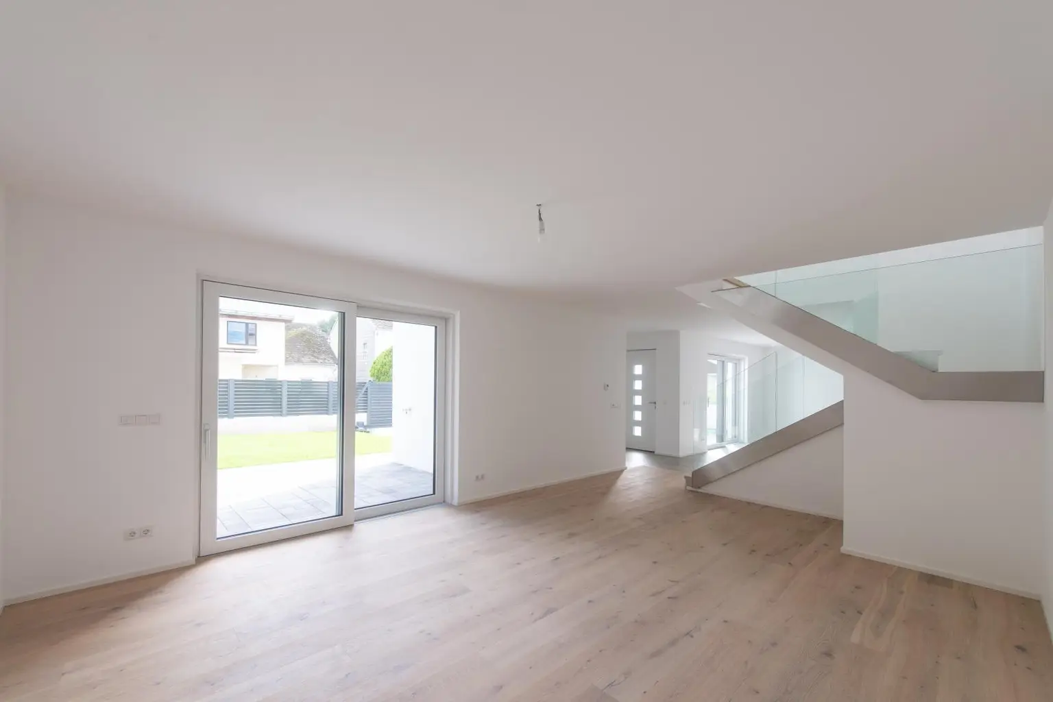 Wohnbereich mit Ausgang zum GartenTerrasse