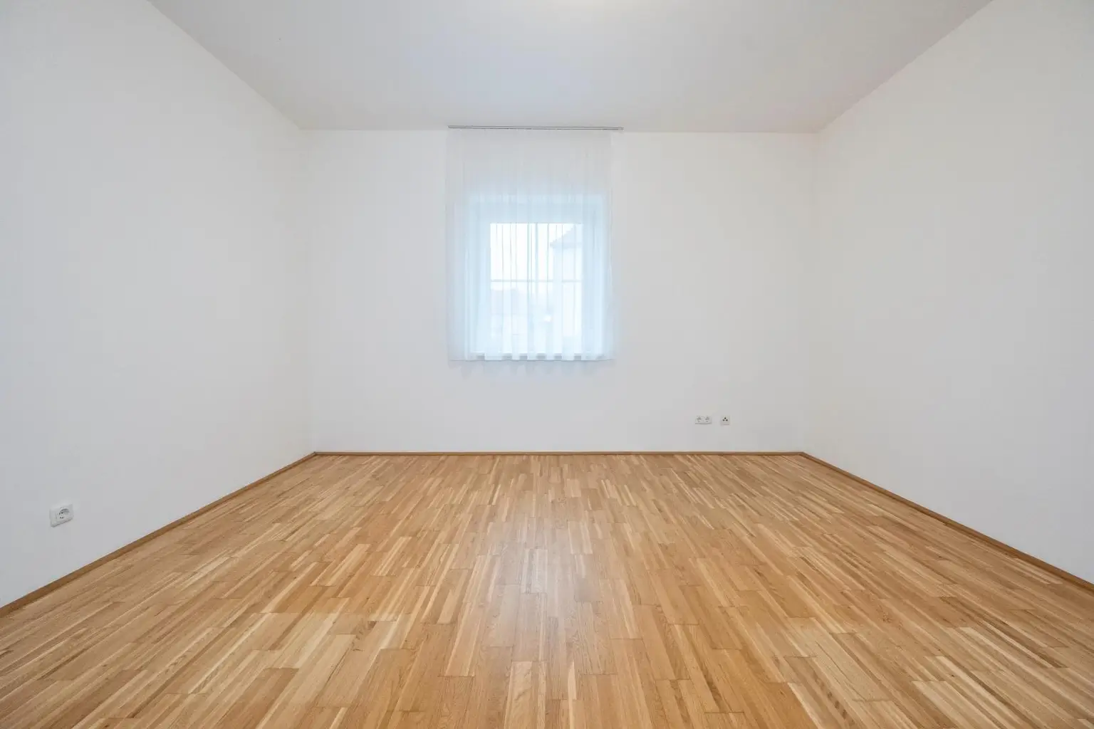 93,78 m² WOHNFLÄCHE – 72,32 m² GARTEN/TERRASSE – SOFORT VERFÜGBAR! Moderne Erdgeschosswohnung mit Garten/Terrasse und Parkplatz in zentraler Ruhelage!