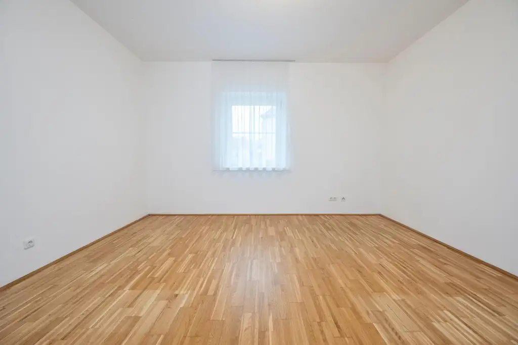 93,78 m² WOHNFLÄCHE – 72,32 m² GARTEN/TERRASSE – SOFORT VERFÜGBAR! Moderne Erdgeschosswohnung mit Garten/Terrasse und Parkplatz in zentraler Ruhelage!