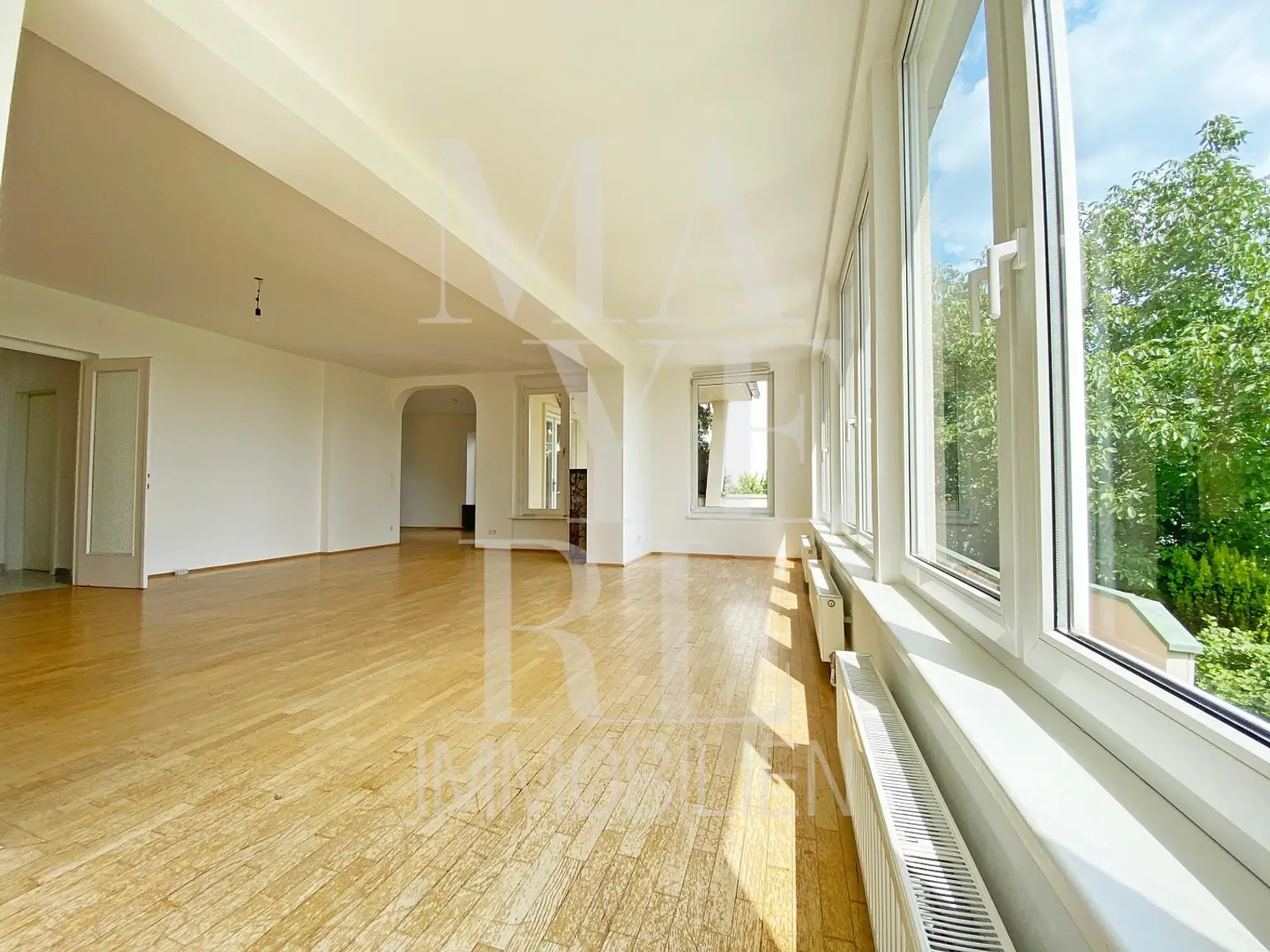 SCHÖNES EINFAMILIENHAUS MIT POOL, TOLLER BLICK, GARAGE & GARTEN