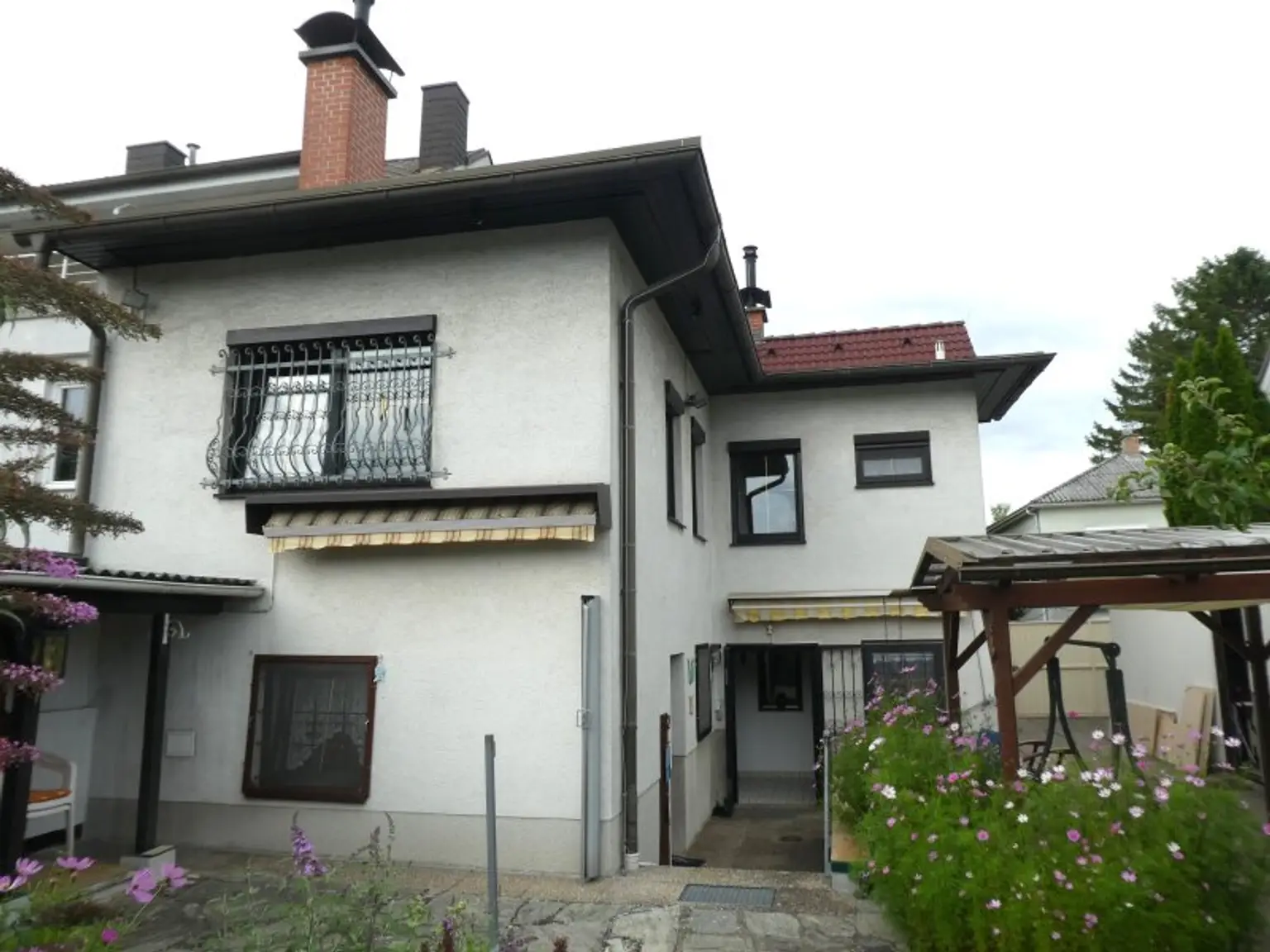 PRIVATSPHÄRE: KLEINES HAUS  mit ENTZÜCKENDEN GARTEN, Garage und Lagerräume - NÄHE BAHNHOF