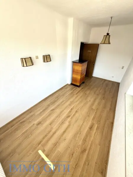 RUHIGE 74 m² 3-ZIMMER-WOHNUNG IM OBERGESCHOSS EINES ZWEIFAMILIENHAUSES MIT GARTENFLÄCHE, ABSTELLRAUM & PARKPLATZ ZU MIETEN!