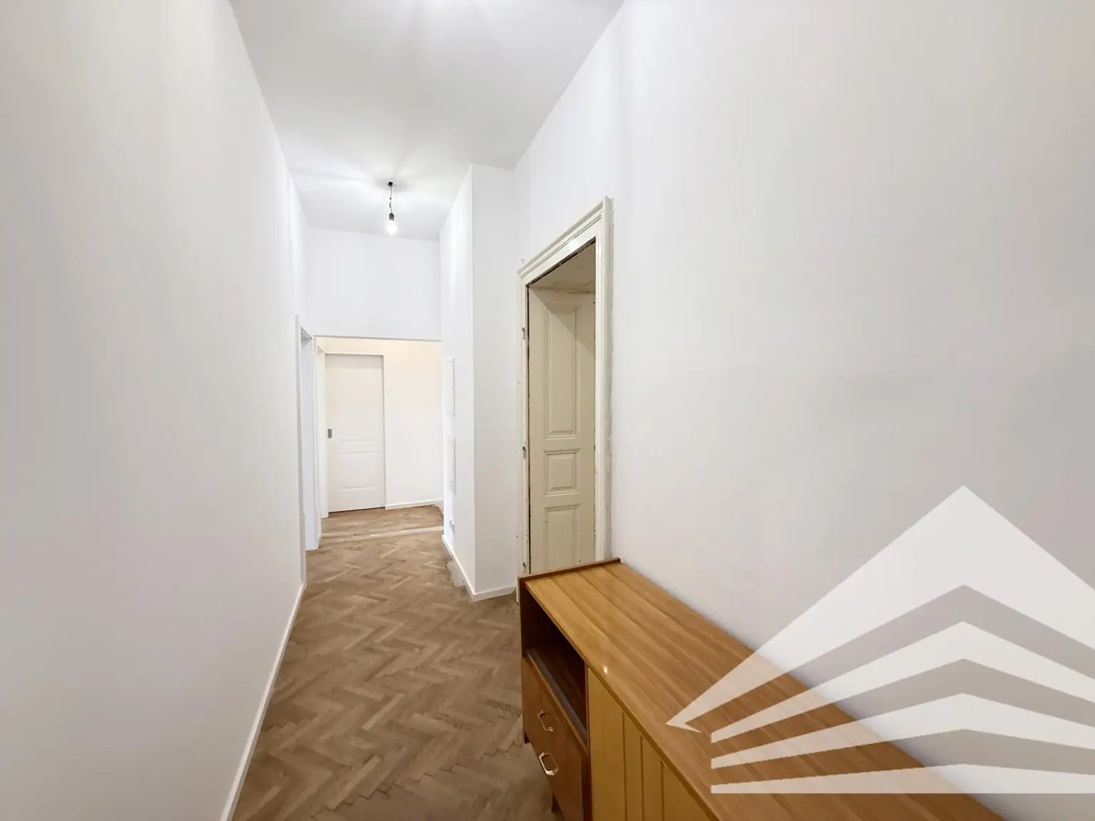 107 m² Altbauwohnung mit großer Loggia in der Innenstadt! TG-Platz verfügbar!