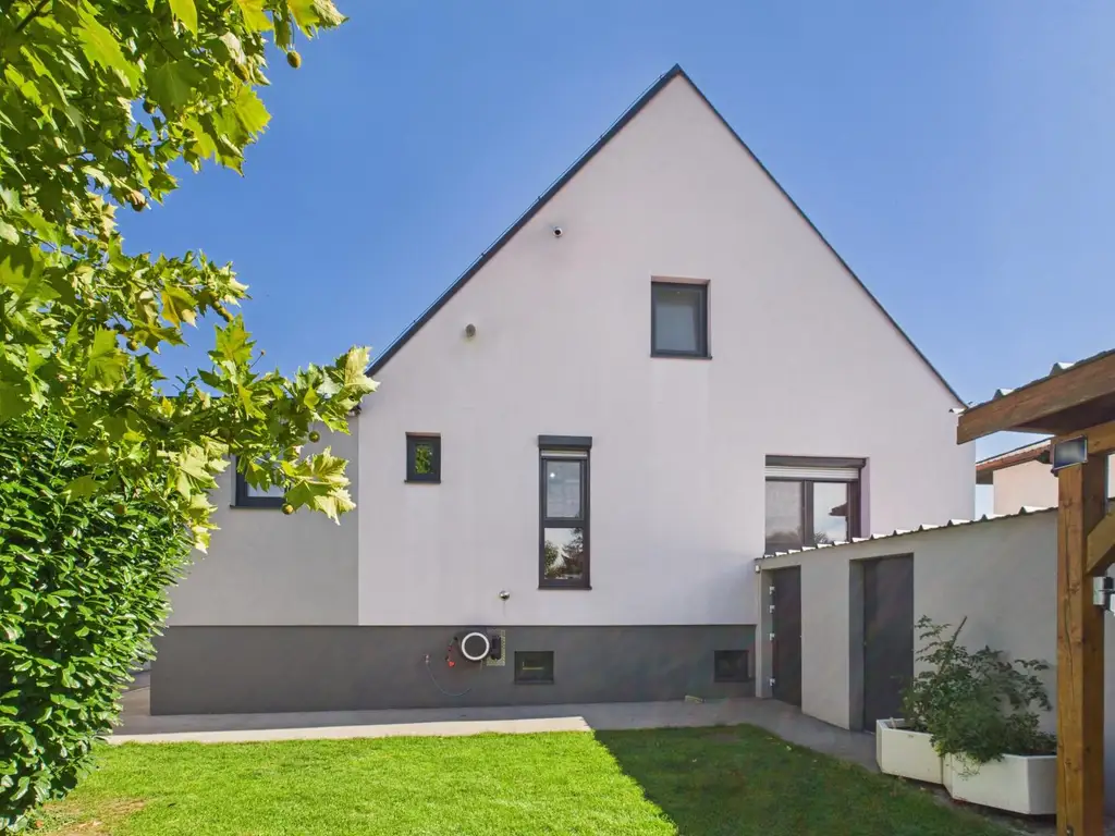 Vollkomfort Einfamilienhaus mit Pool, Sonnenterrasse und großem Garten