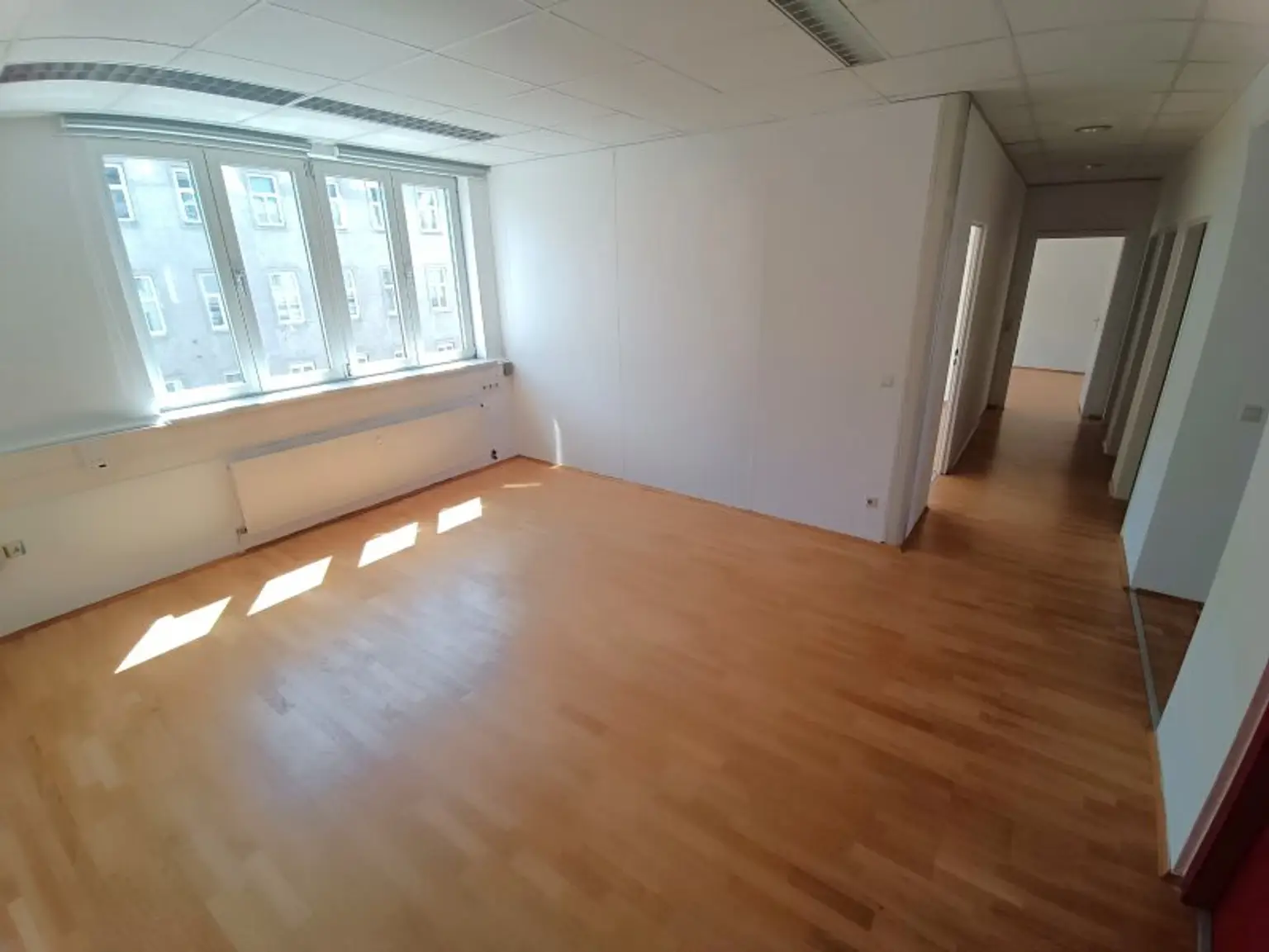 Großzügige Bürofläche mit rund 155 m² und Ausrichtung in den Innenhof! 6 Zimmer + Empfangsbereich direkt bei der Straßenbahn Yppengasse!