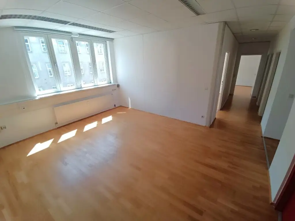 Großzügige Bürofläche mit rund 155 m² und Ausrichtung in den Innenhof! 6 Zimmer + Empfangsbereich direkt bei der Straßenbahn Yppengasse!