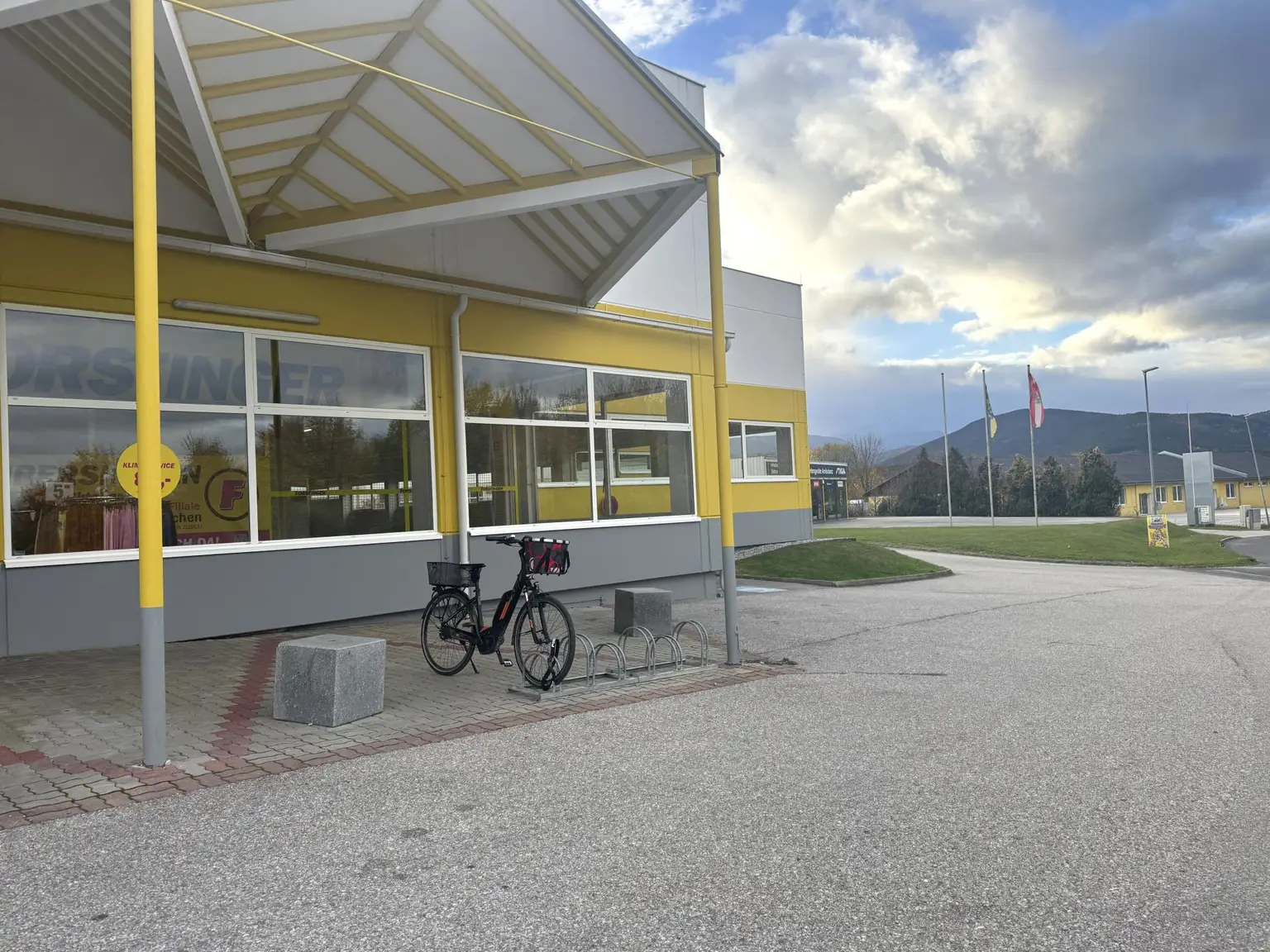 Hochfrequentierte Gewerbeimmobilie-ehemalige Forstinger-Filiale in Top-Lage