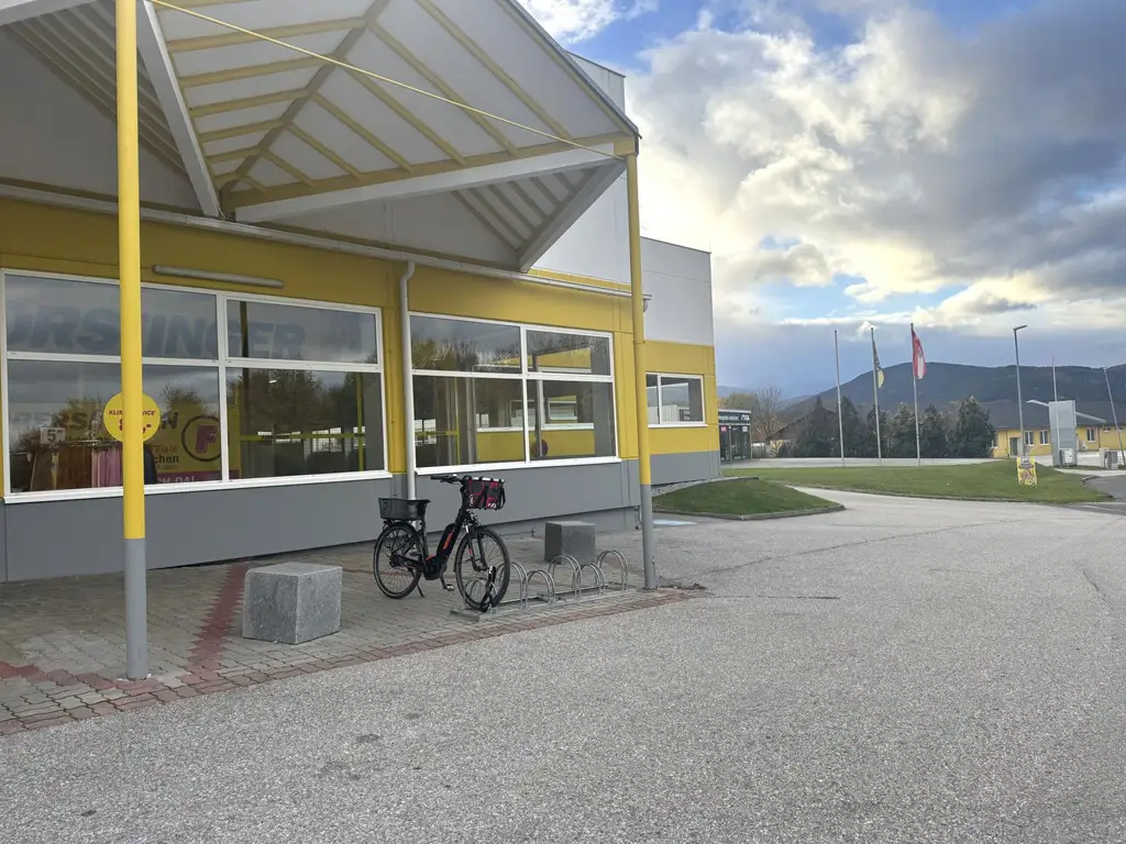 Hochfrequentierte Gewerbeimmobilie-ehemalige Forstinger-Filiale in Top-Lage